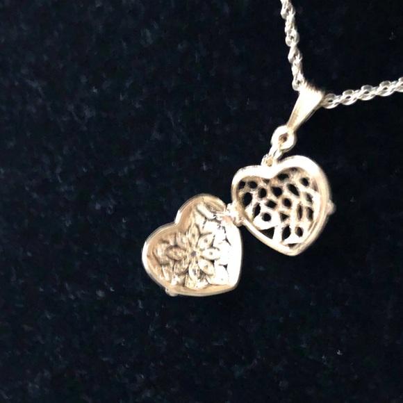 Elegant Gold Heart Locket Necklace - Picture 2 of 8